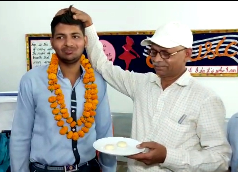 नही रहा माँ पिता का साया तो ताऊ ने पढ़ाया , टॉपर बन निखिल ने सबका मान बढ़ाया 