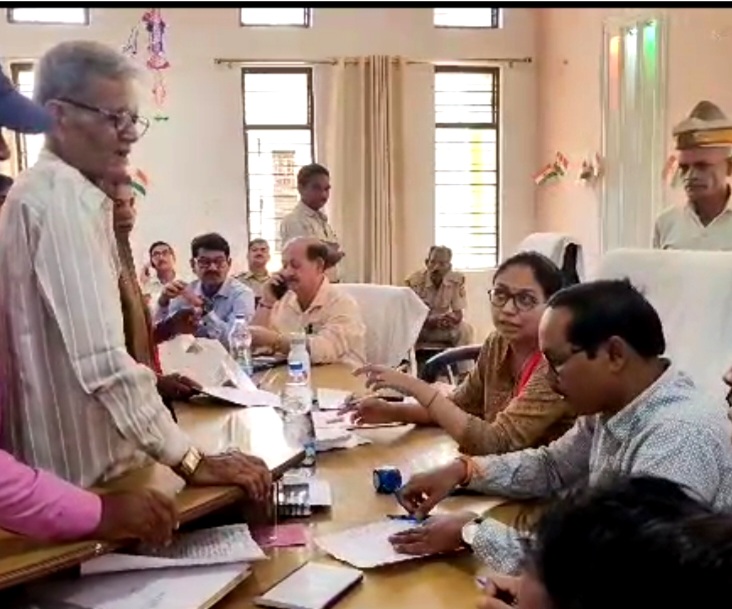 नाम नारायण , काम नर से घृणा , फरियादी को CDO के सामने दुत्कार कर SDM बोले भाग साले 