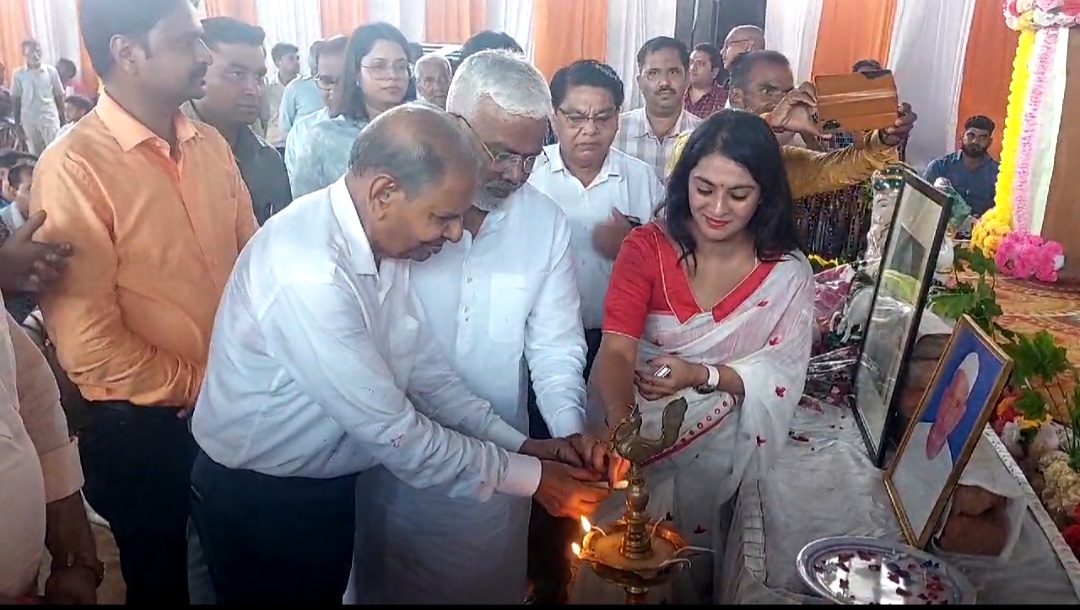 दिव्यांगों को निःशुल्क उपकरण वितरण करने आये योगी सरकार के मंत्री बोले - क्षेत्रीय दल जहां होते हैं वहां होती है गुंडागर्दी