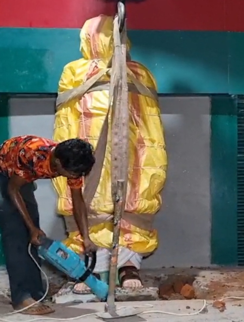 बिना अनुमति लगने जा रही मुलायम सिंह यादव की मूर्ति को प्रशासन ने उखड़वाया
