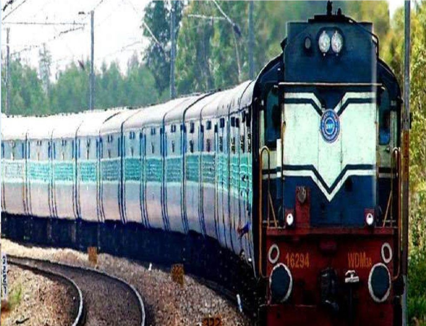 मथुरा जंक्शन रेलवे स्टेशन पर ईएमयू ट्रेन प्लेटफॉर्म पर चढ़ी, कोई हताहत नहीं