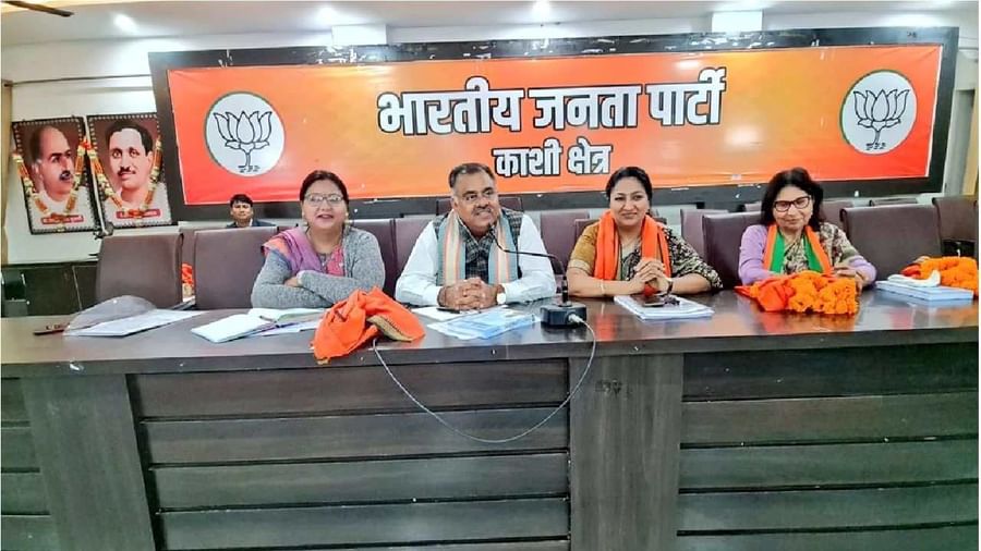 महिला वोटर्स पर बीजेपी की नजर प्रवासी महिलाओं संग बैठक के बाद पार्टी महासचिव तरुण चुग बोले- उठ खड़ी हो नारी तेरे साथ खड़ी है UP सारी