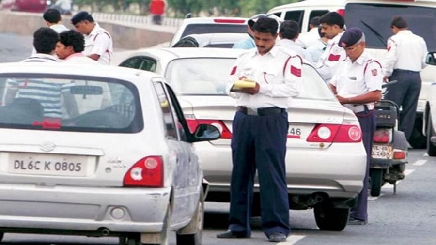 नोएडा की सड़कों पर नहीं चल सकेंगे प्रदूषण फैलाने वाले 10 साल पुराने वाहन, जब्त करने का दिया गया आदेश