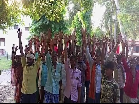 पूर्व विधायक और सपा नेता ने लेखपाल और ग्रामीण को पीटा गोली मारने की दी धमकी FIR