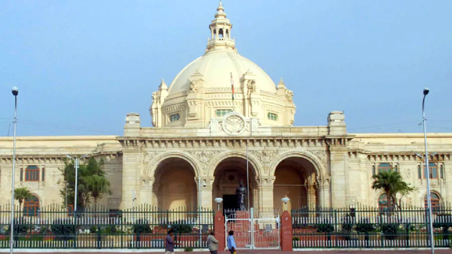 यूपी में मिली करारी हार का खामियाजा भुगतेगी कांग्रेस और बसपा विधानसभा में गंवाना पड़ सकता है अपना कार्यालय