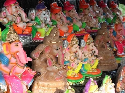 वाराणसी में तेजप्रताप से बदसलूकी, होटल मालिक ने सुरक्षाकर्मियों का सामान बाहर निकाला