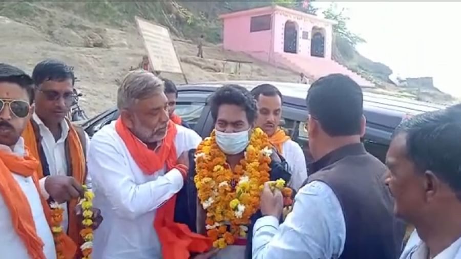 यूक्रेन से बांदा पहुंचे छात्र का बीजेपी कार्यकर्ताओं ने किया जोरदार स्वागत परिवार में खुशी की लहर