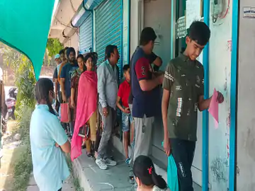 सहारनपुर में किताबें लेने के लिए लगी पेरेंट्स की लाइन NCERT की किताबों की किल्लत