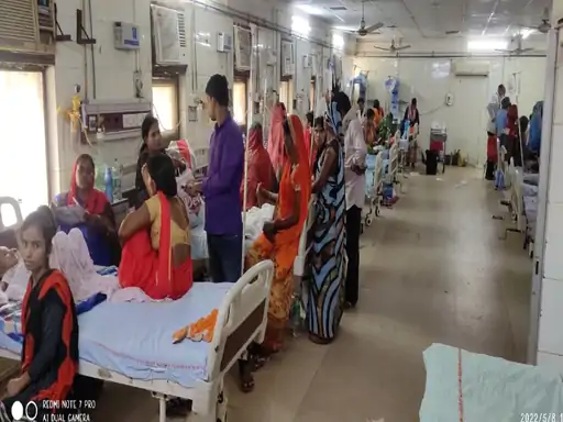 प्रयागराज के सरोजिनी नायडू चिल्ड्रन हॉस्पिटल में एक बेड पर चार नवजात का हो रहा है इलाज