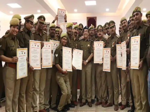 खून से जीवन भी देती है यह खाकी प्रयागराज में रखी गई थी पुलिस मित्र की नींव