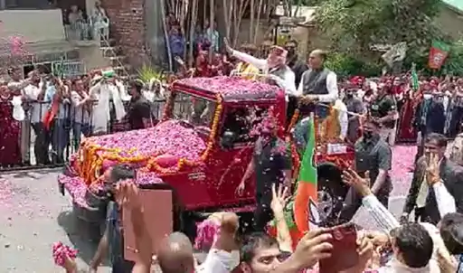 ओपन जीप में स्वीकार किया अभिवादन मुख्य सचिव के सम्मेलन में ले रहे भाग