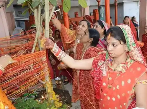 सोमवती अमावस्या पर महिलाओं ने वट-सावित्री का पूजन पति के लंबी उम्र के लिए सुहागिन महिलाओं ने रखा व्रत