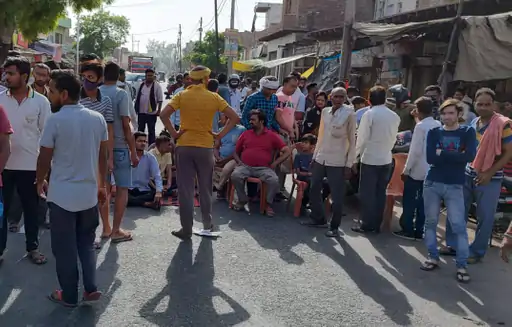 दबंगों ने बंद किया शमशान का रास्ता शव रखकर लोगों ने लगाया जाम पुलिस ने घर पर रखवाई लाश