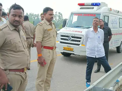 उन्नाव में पलटी डबल डेकर बस एक की मौत 11 घायल आगरा एक्सप्रेस वे से होकर जयपुर से बिहार जा रही थी बस