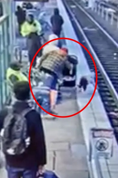महिला ने 3 साल की बच्ची को धकेला रेलवे-ट्रैक पर:आरोपी गिरफ्तार, अमेरिका में हुई घटना 