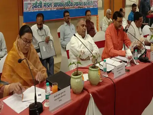 कानपुर के पुखरायां स्टेशन पर रोकने के लिए सांसद भोले ने की मांग उत्तर-मध्य रेलवे के महाप्रबंधक को सौंपा पत्र