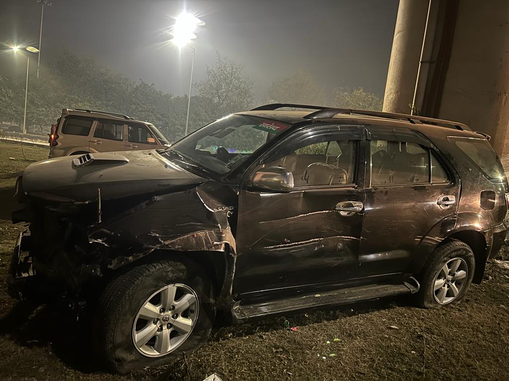 सपा सासंद एसटी हसन और उनकी पत्नी सड़क हादसे में घायल, टायर फटने से डिवाइडर पर चढ़ी कार