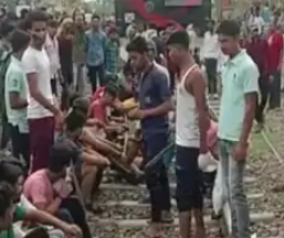 अग्निपथ पर 7 राज्यों में प्रदर्शन हरियाणा में DC आवास पर पत्थरबाज पुलिस ने आंसू गैस छोड़ी रोहतक में छात्र ने जान दी