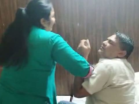 गर्लफ्रेंड संग रोमांस कर रहे पति को पत्नी ने रंगे हाथों पकड़ा
