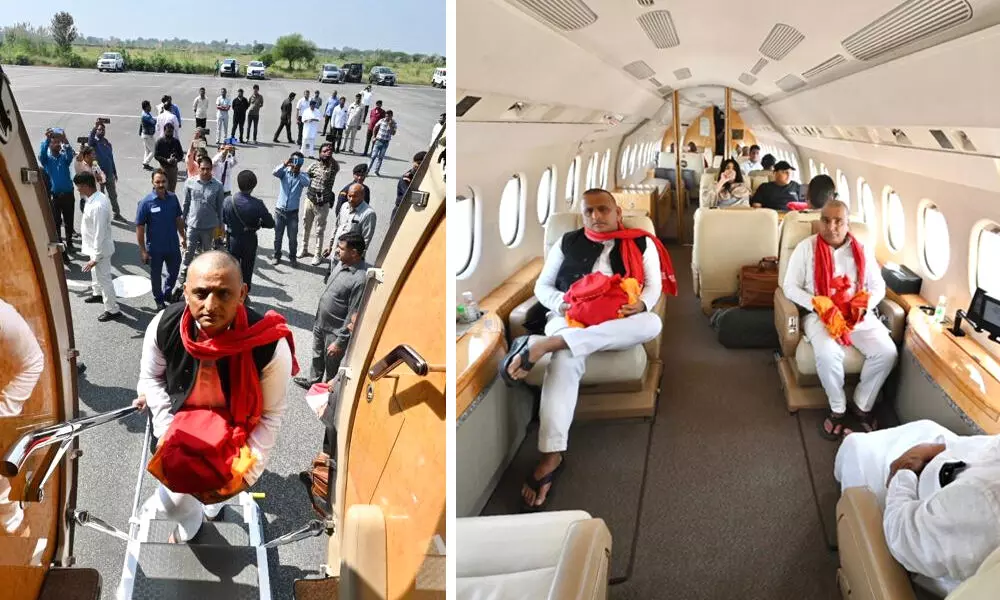 नेताजी की अस्थियां लेकर संगम पहुंचे अखिलेश: पत्नी डिंपल और चाचा शिवपाल भी साथ में