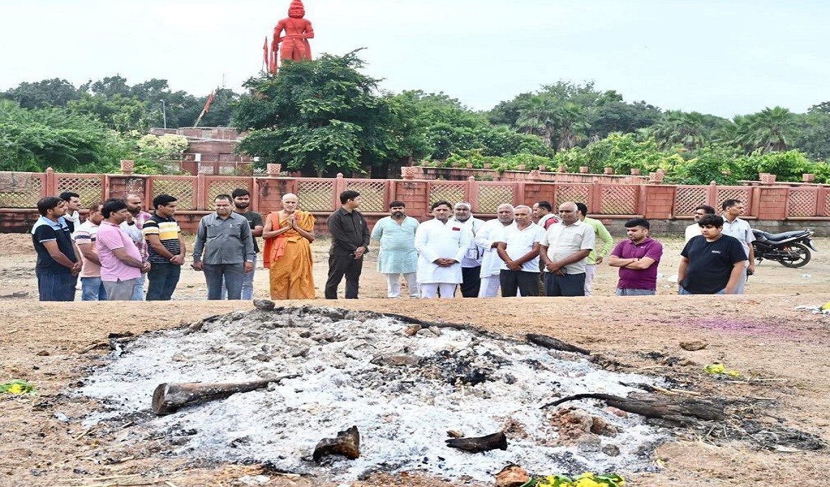 मुलायम को याद कर भावुक हुए अखिलेश ट्वीट कर लिखा- पहली बार लगा कि बिन सूरज के उगा सवेरा