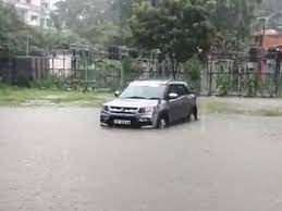 UP का मौसम दो दिन से कई जिलों में लगातार बारिश तेज हवाओं के साथ बिजली भी चमक रही