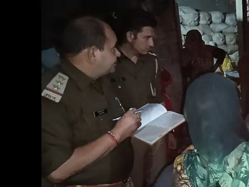 अलीगढ़: शराबी पिता ने बेटी को मारी गोली; मां से झगड़ा करने का विरोध करने पर लोहे की रॉड से पीटा, फिर 3 गोलियां दागी