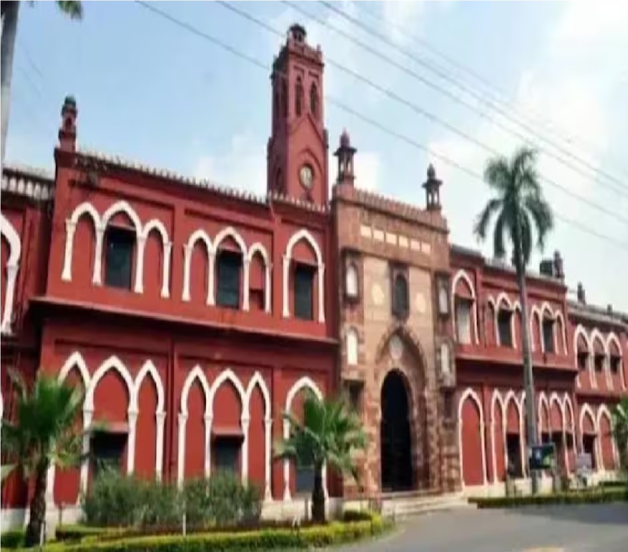 Aligarh Muslim University: अल्पसंख्यक दर्जे पर Supreme Court ने फैसला सुरक्षित रखा