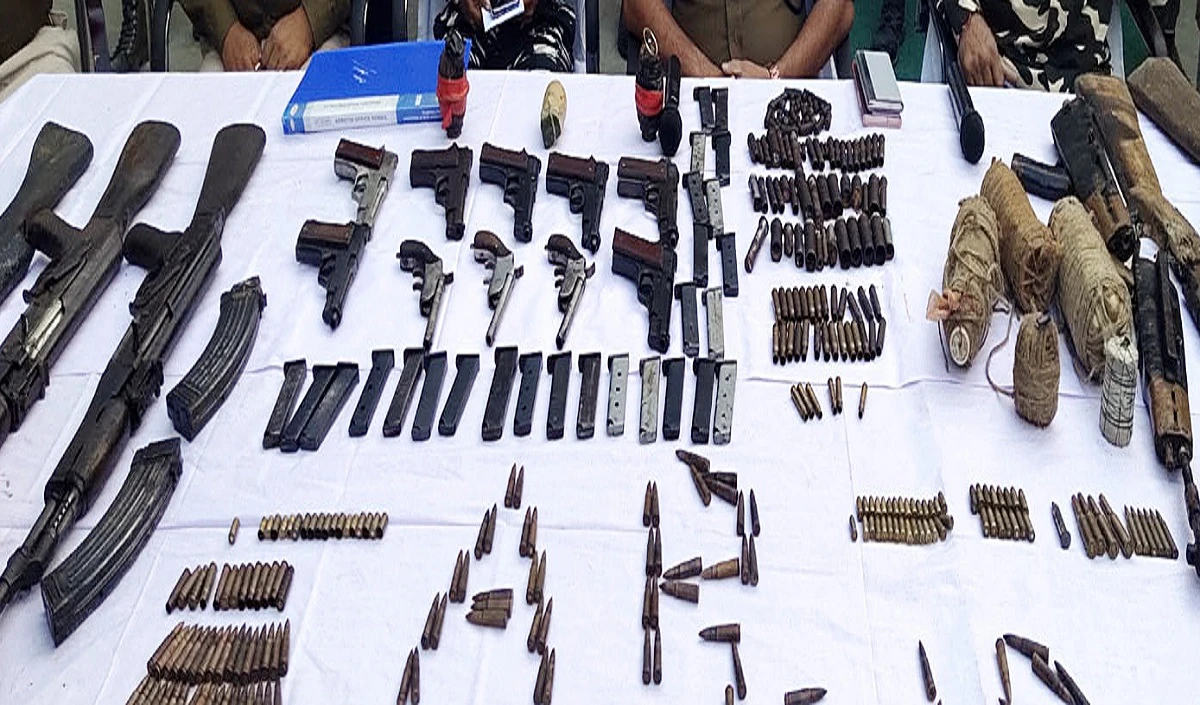 Jammu and Kashmir: सांबा में पुलिस ने संदिग्ध पैकेट से हथियार और विस्फोटक बरामद किए