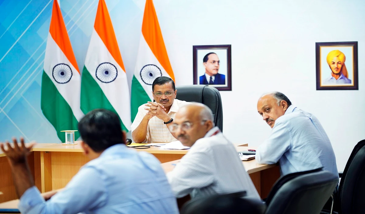 गुजरात : केजरीवाल ने दलित व्यक्ति को परिवार सहित दिल्ली में भोज पर आमंत्रित किया