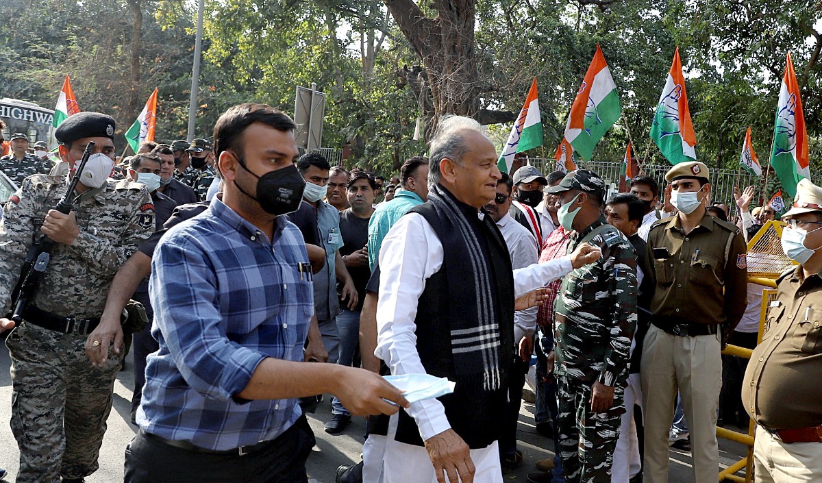 भविष्य में संक्रमण रोकने के लिए सतर्कता जरूरी: गहलोत