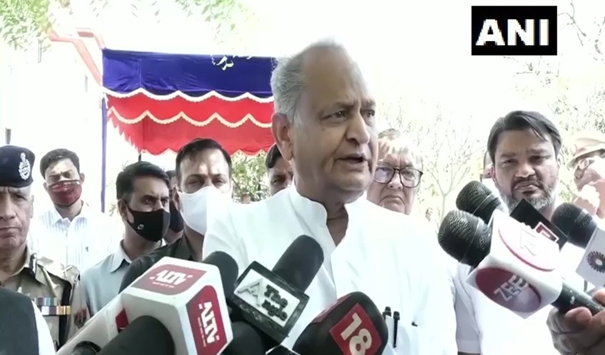 गहलोत ने करौली में आग से लोगों की जान बचाने वाले कांस्टेबल की तारीफ की पदोन्नति का तोहफा दिया