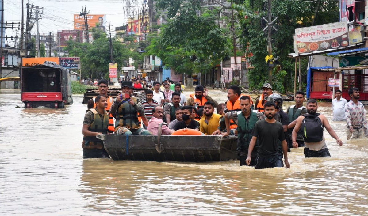 असम बाढ़ : दस और लोगों की मौत स्थिति गंभीर