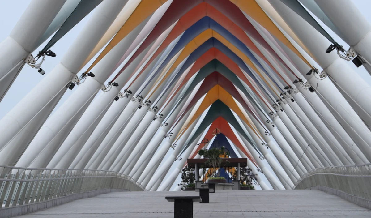 साबरमती रिवरफ्रंट पर बनकर तैयार हुआ अटल ब्रिज