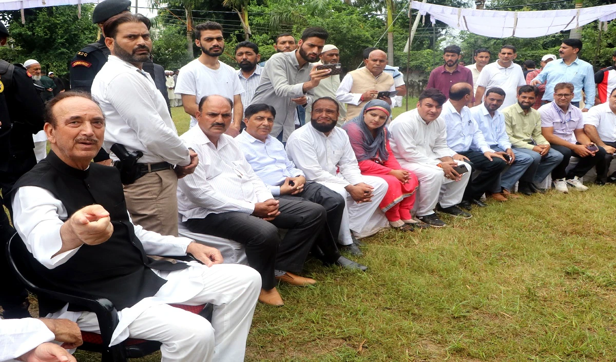 अपनी पार्टी के नाम को अंतिम रूप देने से पहले विभिन्न प्रतिनिधिमंडलों से मिल रहे आजाद