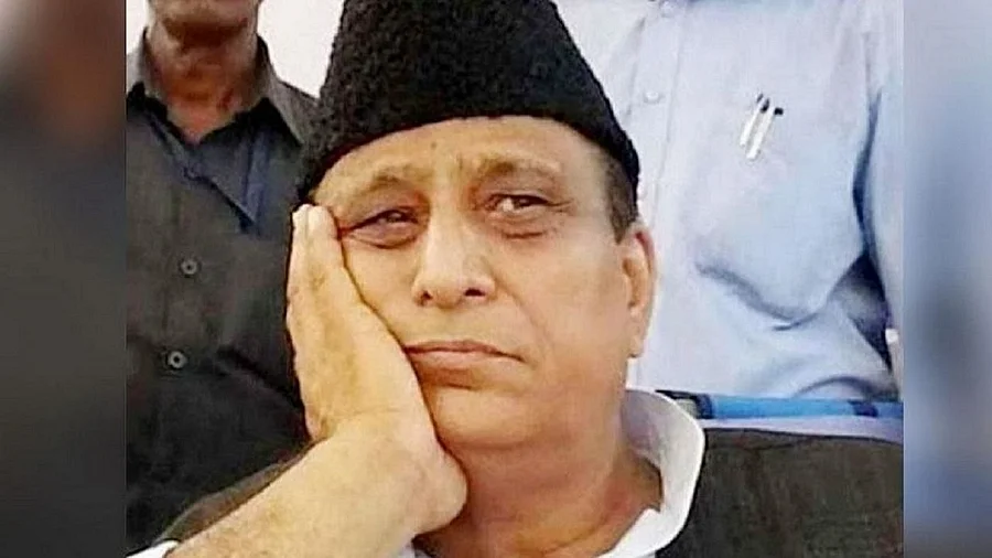 रामपुर में भैंस-बकरी चोरी मामले में एसपी सांसद आजम खां पर आरोप तय करीबी आले हसन के साथ ही दो अन्य भी बनाए गए आरोपी