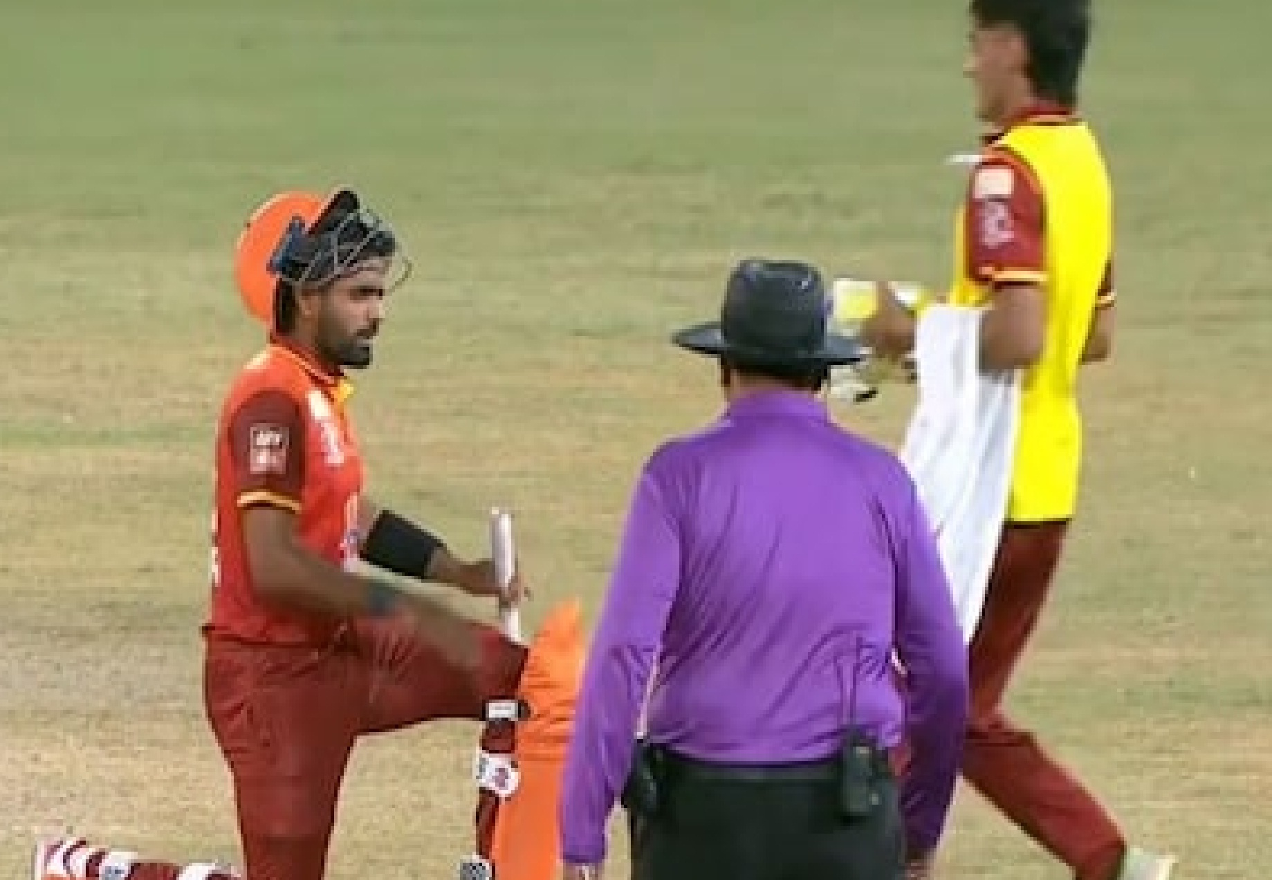 World Cup में बाबर आजम की वजह से बच गए शादाब खान, PCB ने कहा- अब टीम से हो जाएंगे...