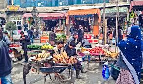 पेट भरने के लिए अपना क़ीमती सामान बेचने के लिए सड़कों पर उतरे अफगानी