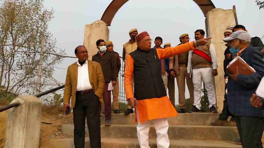 चुनाव नजदीक आते ही नेताओं को फिर याद आए श्मशान BJP नेता के साथ औचक निरीक्षण करने पहुंचे DM