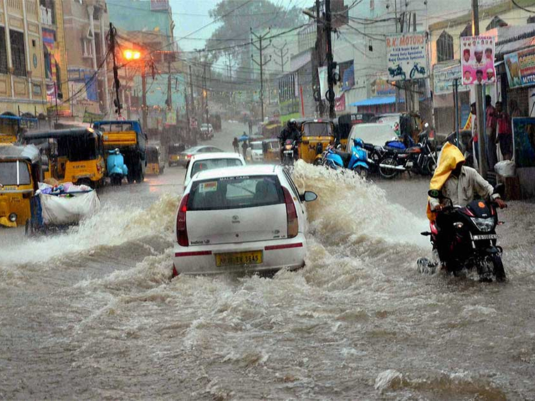 New Delhi: हैदराबाद में भारी बारिश से आई तबाही, दिवार गिरी, बच्चे समेत सात की मौत