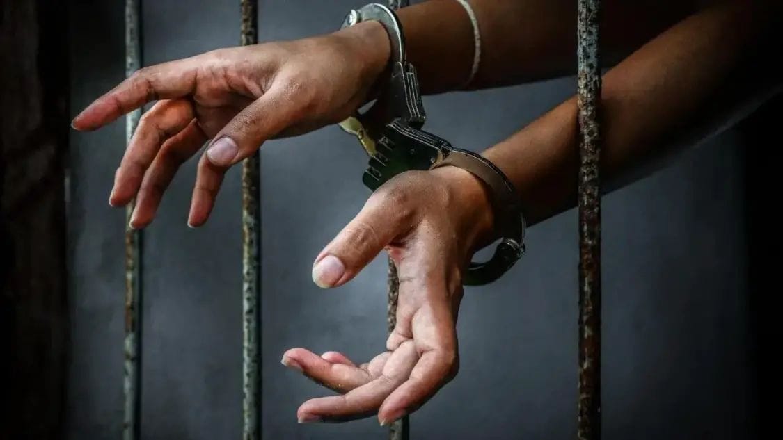 हथियार बरामद करने पहुंचे, आरोपी ने उसी से कर दिया पुलिस पर हमला… मुठभेड़ में बदमाश घायल