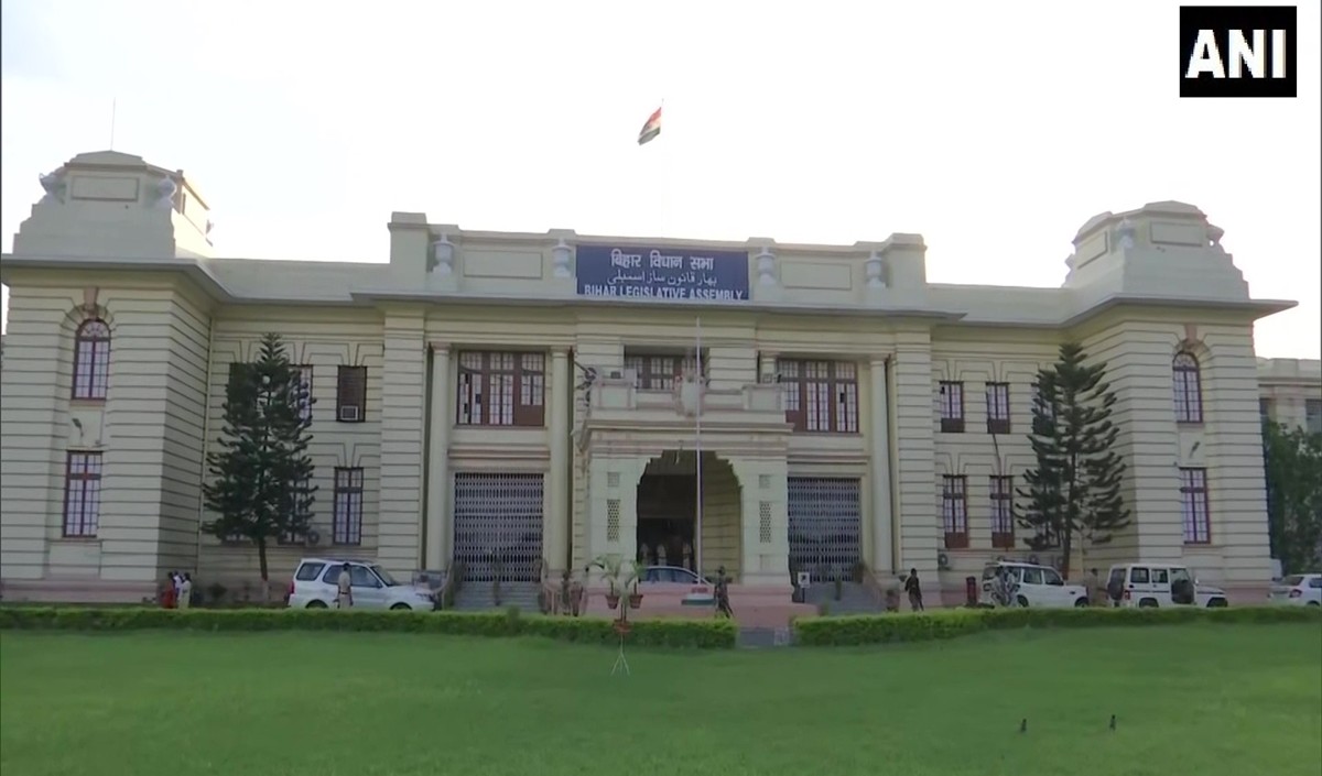 जहरीली शराब से मौत : विपक्ष ने मुख्यमंत्री से इस्तीफे की मांग को लेकर विधानसभा में किया हंगामा