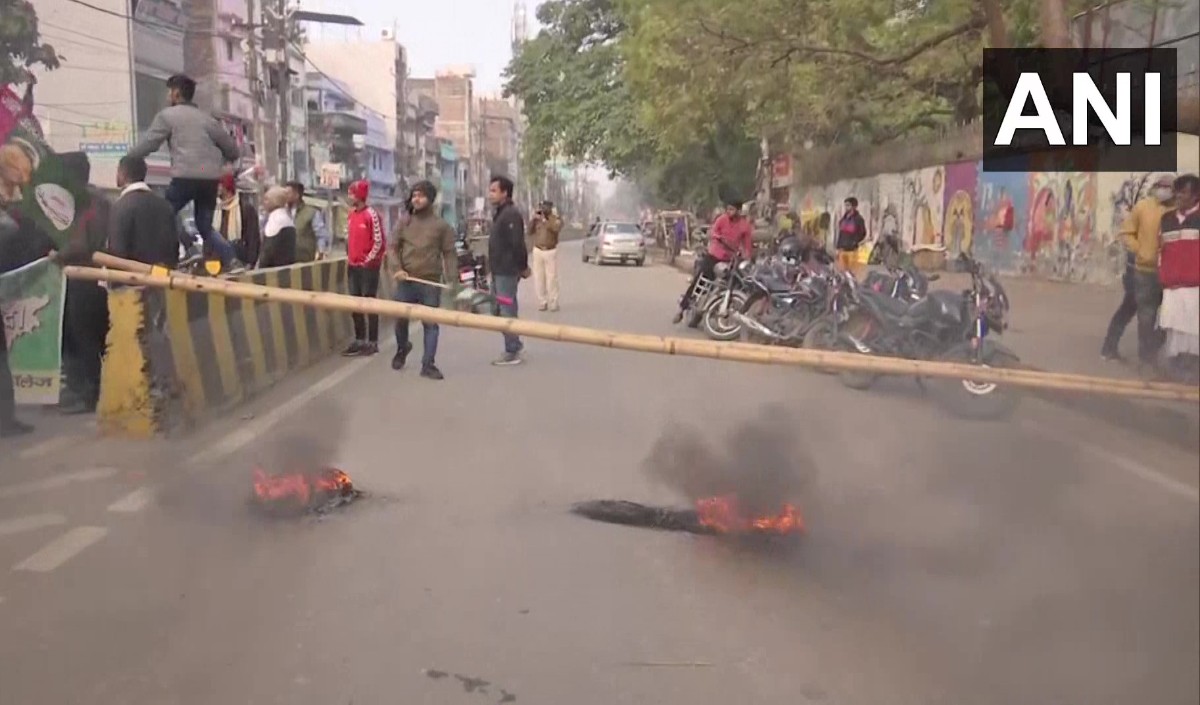 आरआरबी-एनटीपीसी परीक्षा प्रक्रिया विरोधः छात्र संगठनों के बिहार बंद के समर्थन में विपक्षी दल सडकों पर उतरे बंद से जनजीवन प्रभावित