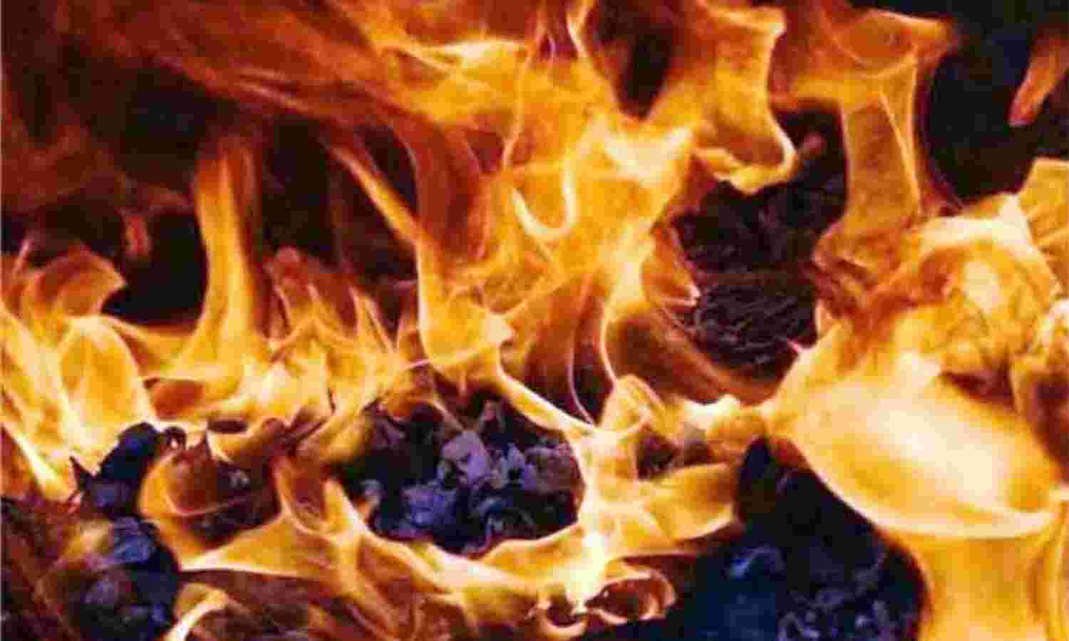 बंद पड़े गोदाम में लगी भीषण आग से मचा हड़कंप, 10 वाहन जलकर हुए राख
