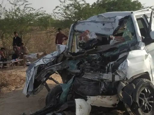 बारात की जगह पहुंची बुरी खबर दुल्हन का घर 8 किमी दूर था तभी बारातियों की SUV को ट्रक ने टक्कर मारी 8 की मौत