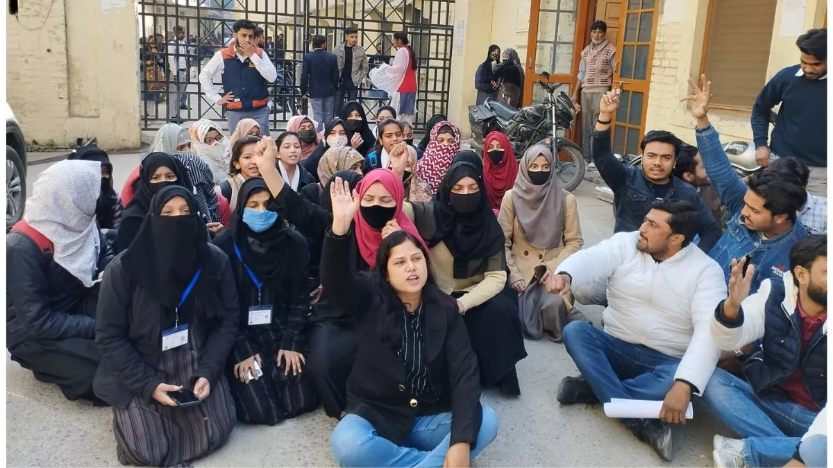 मुरादाबाद:बुर्का पहनकर पहुंची छात्राओं को कॉलेज ने नहीं दी एंट्री,मुरादाबाद के हिंदू कॉलेज में 1 जनवरी से लागू है ड्रेसकोड, छात्राएं बोलीं-ये हमारा अधिकार