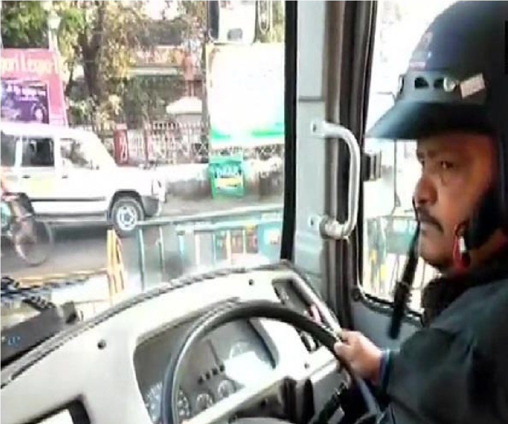 बंगाल सरकार ने कर्मचारियों को काम पर आने का आदेश दिया, बस चालक हेलमेट पहनकर ड्यूटी पर पहुंचे