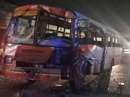 लखनऊ में हाईवे पर खड़े DCM से टकराई रोडवेज बस:गोरखपुर से कानपुर जा रही थी बस