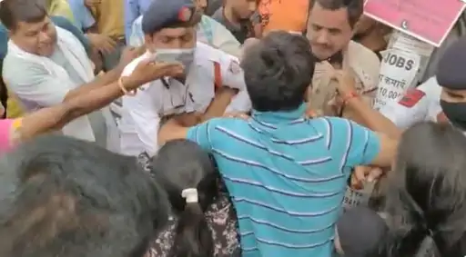 रॉन्ग साइड से आ रहे युवक-युवती को रोका तो इंस्पेक्टर को बीच सड़क पर थप्पड़ जड़े