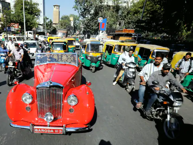 उधमपुर: कार के सड़क से फिसलकर खाई में गिरी, परिवार के चार लोगों की मौत